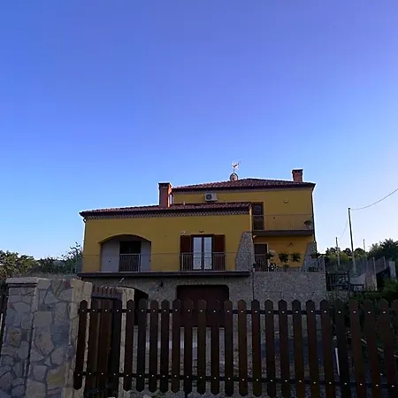 Lacus Pensilis Panzió Castel Lagopesole